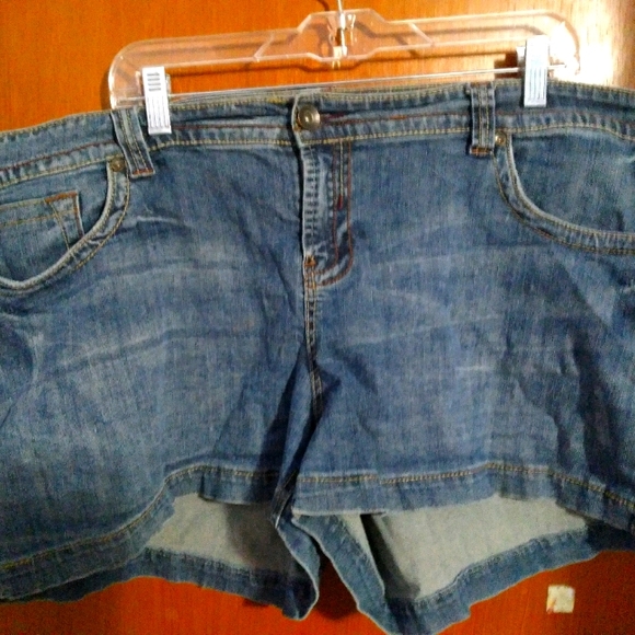 Maurices sz 24 Distressed shorty shorts - Picture 1 of 3
